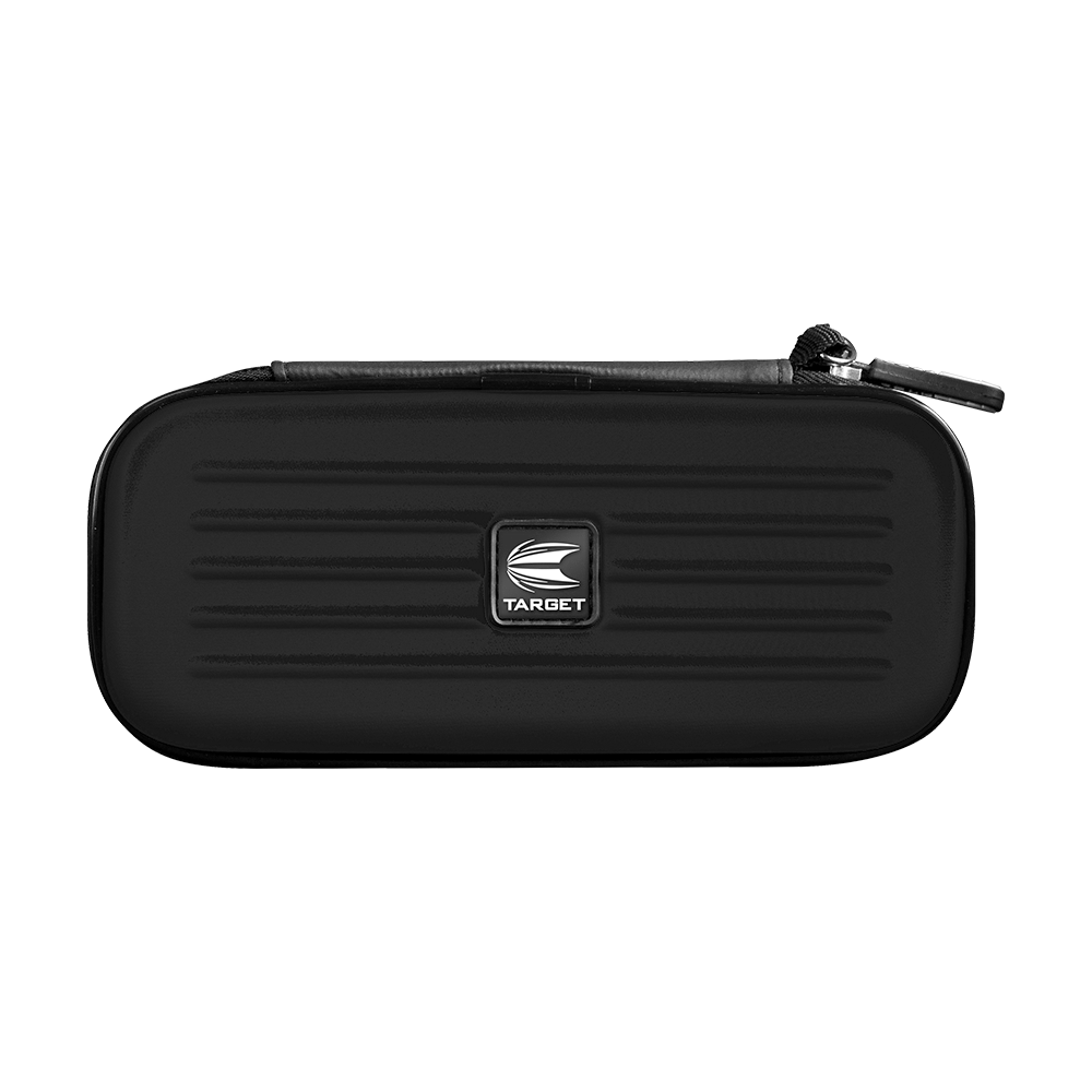 Das Bild zeigt eine schwarze Darttasche mit dem Namen "Target Takoma Dartwallet". Die Tasche hat einen Reißverschluss und das Target-Logo auf der Vorderseite.